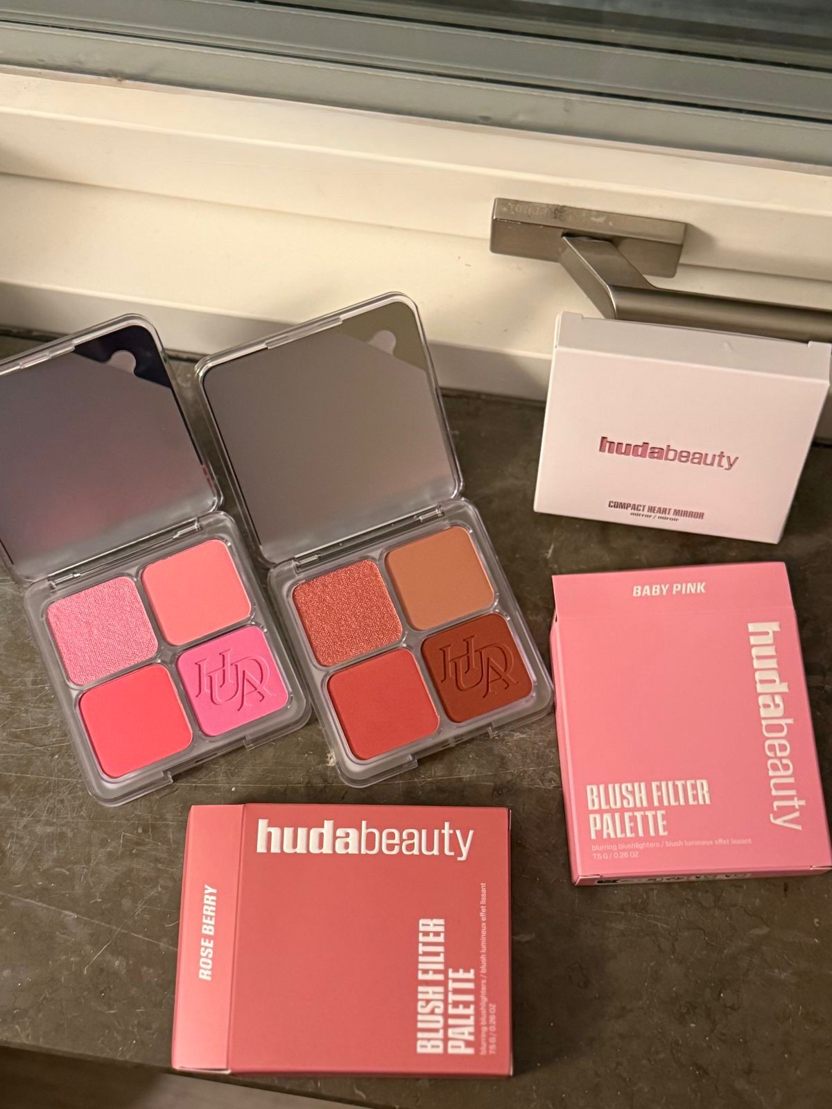 HUDA BEAUTY  Blush Filter & Blurring Palette - Rose Berry